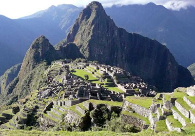 Ruinen der alten Inkafestung Machu Picchu oberhalb des Urubambatales