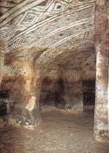 Die unterirdischen Gräber von Tierradentro sind mit eindrucksvollen geometrischen Mustern an Wänden und Decken geschmückt. Die unterirdischen Gräber von Tierradentro sind mit eindrucksvollen geometrischen Mustern an Wänden und Decken geschmückt.
